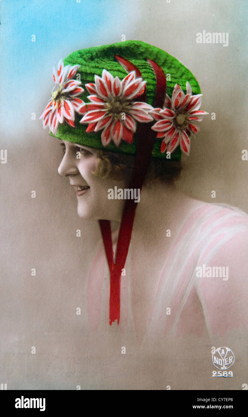 1900s fashion woman wearing hat à la mode. Photo-carte postale colorée à la main. Banque D'Images