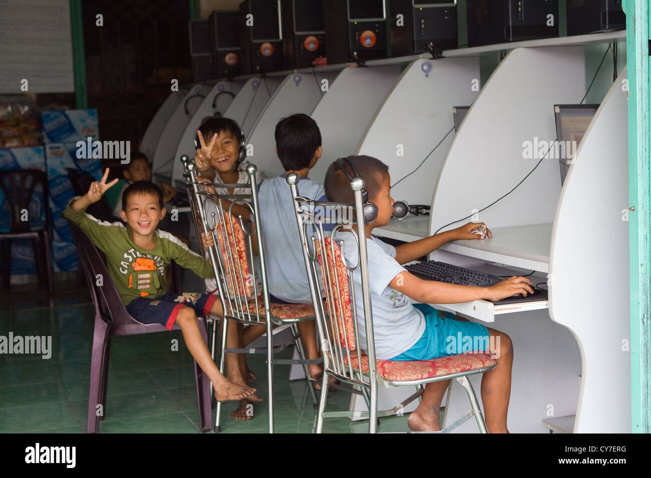 Les enfants jouer à des jeux sur ordinateur dans un café internet à Can Tho, Viet Nam du Sud Banque D'Images