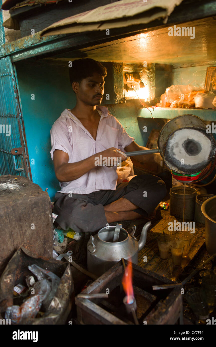 Chai à l'étroit dans une ruelle de décrochage de Khari Baoli Road, (marché aux épices Bazar de Chandni Chowk), Old Delhi, Inde Banque D'Images