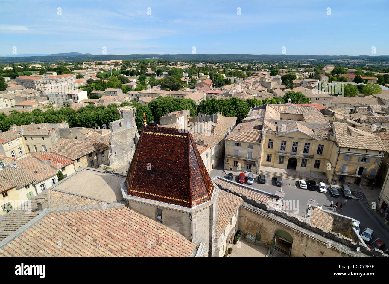 Vue aérienne, Panorama ou vue panoramique sur les toits de la vieille ville ou du quartier historique d'Uzès Gard Département France Banque D'Images