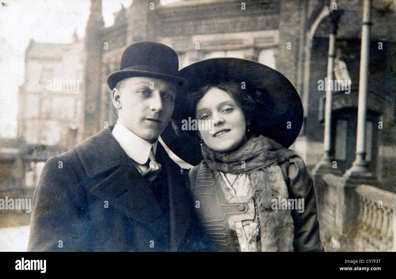 Edwardian couple Birmingham UK. Années 1910. Voir l'image CY7F5X pour dos de cette carte postale real photo Edwardian Banque D'Images