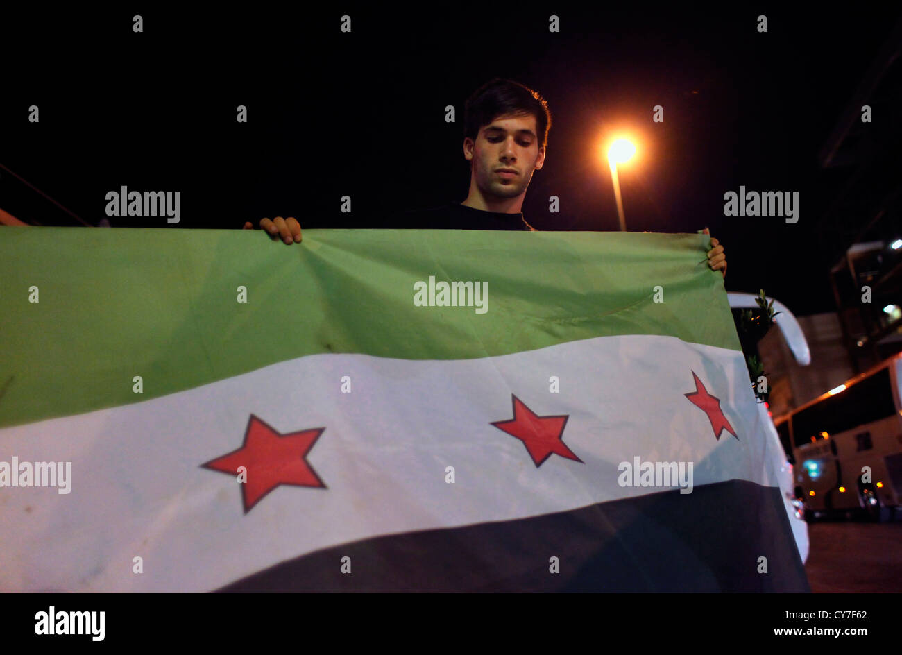 Holding juifs israéliens l'Armée syrienne libre d'un drapeau au cours de la démonstration contre régime Assad en Syrie à Tel Aviv ISRAËL Banque D'Images