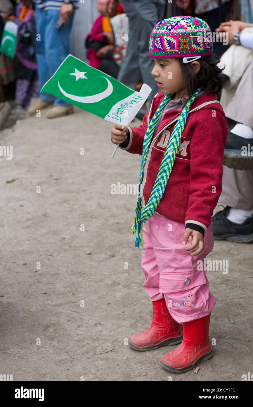 Jeune fille Kalash tenant un drapeau du Pakistan à l'Anish Brun Village Charso (danse), Kalash Joshi (Fête du Printemps), la vallée de Bumburet, Chitral, Khyber-Pakhtunkhwa, Pakistan Banque D'Images