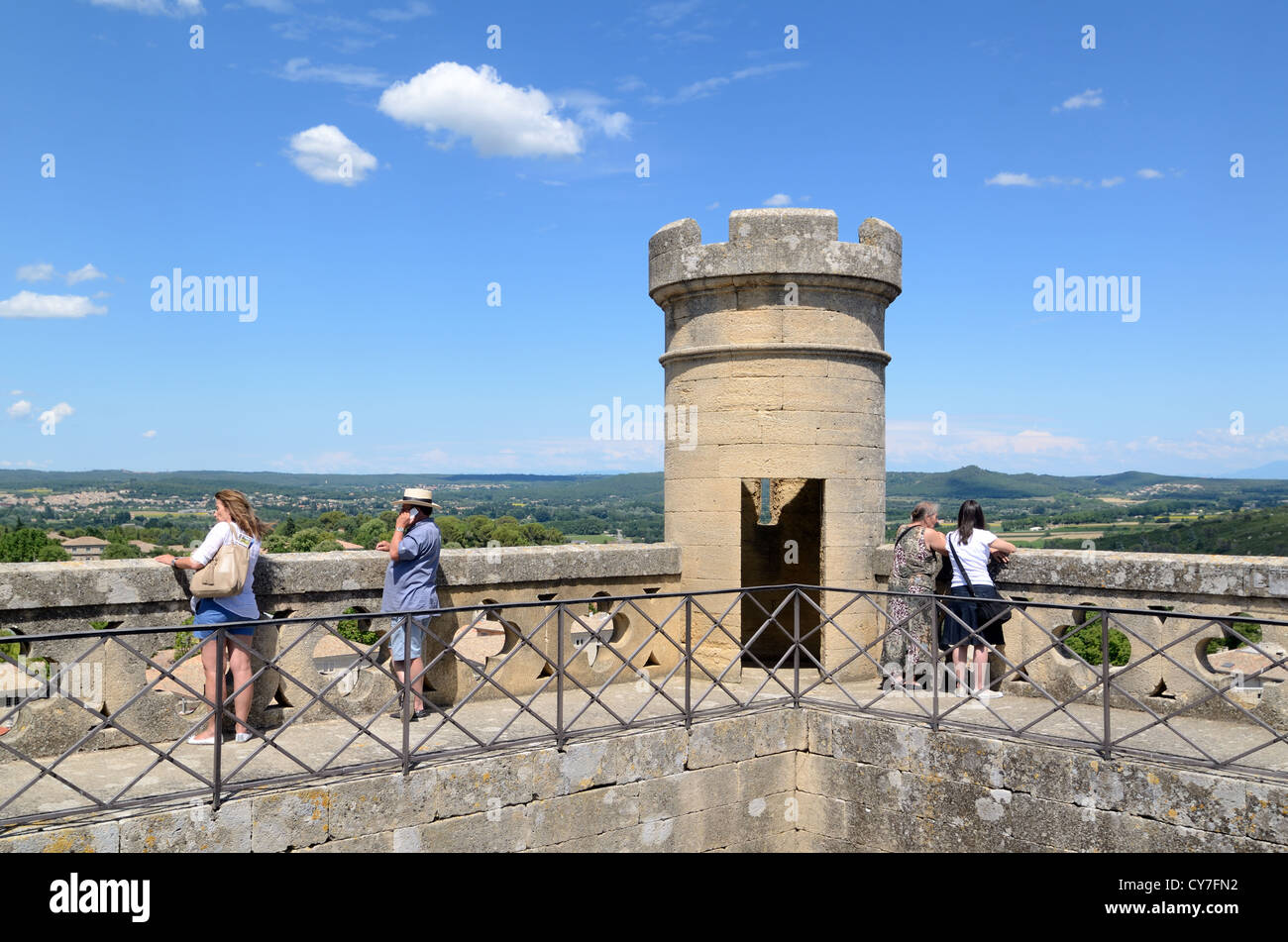 Les touristes admirent le panorama ou la vue panoramique sur Uzès et la campagne du Gard depuis le château d'Uzès ou le palais duché Uzès Gard France Banque D'Images