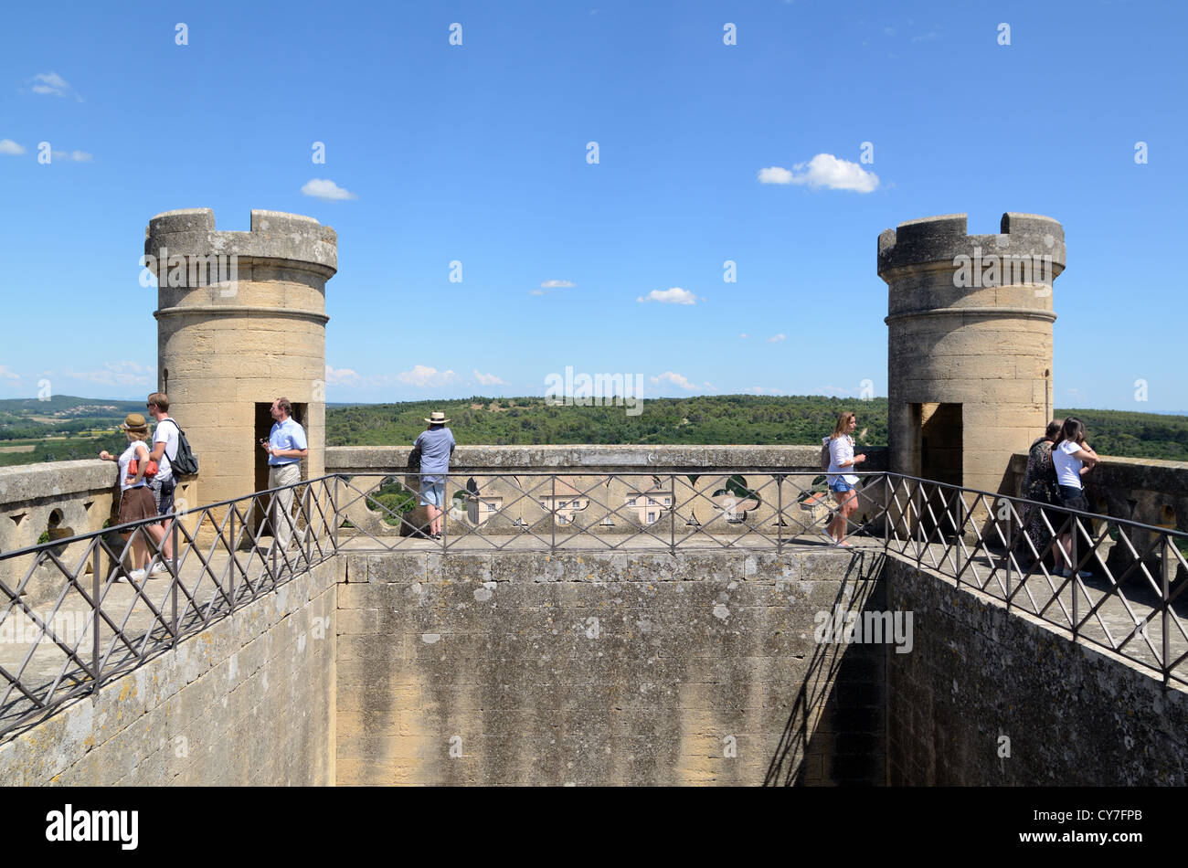 Les touristes admirent le panorama ou la vue panoramique sur Uzès depuis le toit du parc du Château d'Uzès ou du Palais duché d'Uzès Gard France Banque D'Images