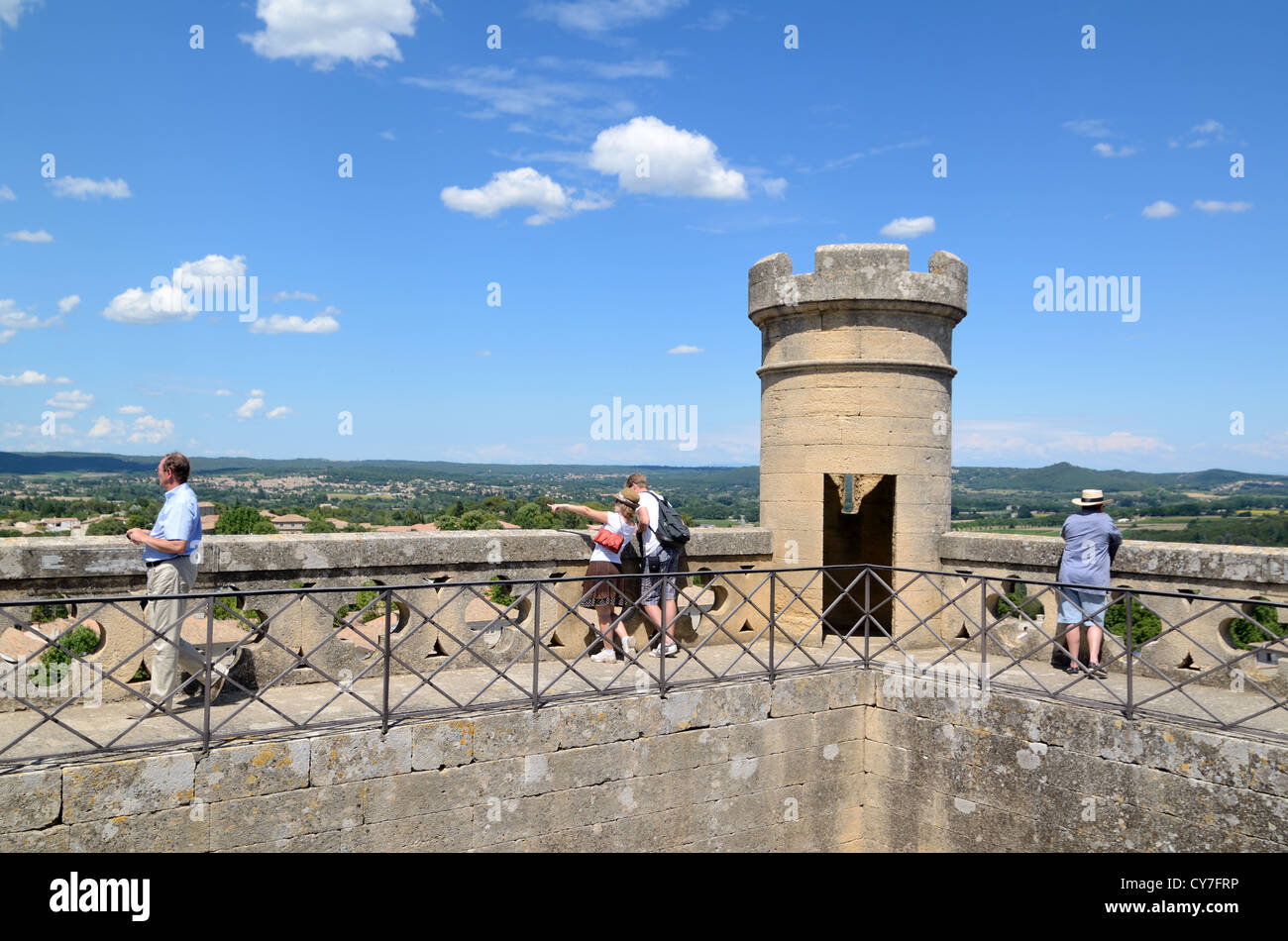 Les touristes admirent le panorama ou la vue panoramique sur Uzès ou Uzès depuis le château d'Uzès ou le palais duché d'Uzès Gard France Banque D'Images