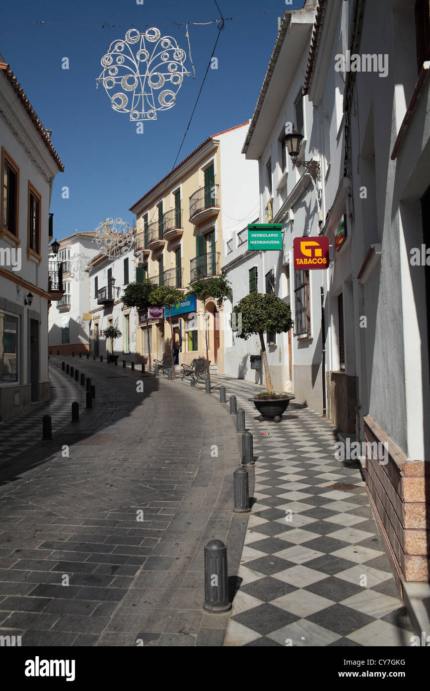 Une rue de la ville de San Roque, Espagne Banque D'Images