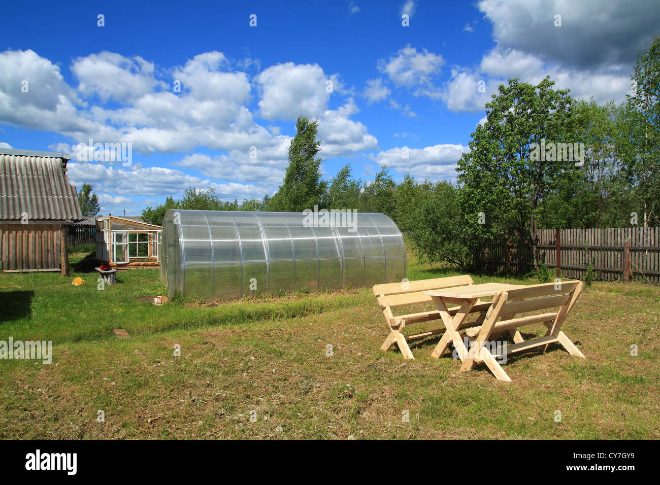 Meubles en bois en milieu rural jardin Banque D'Images