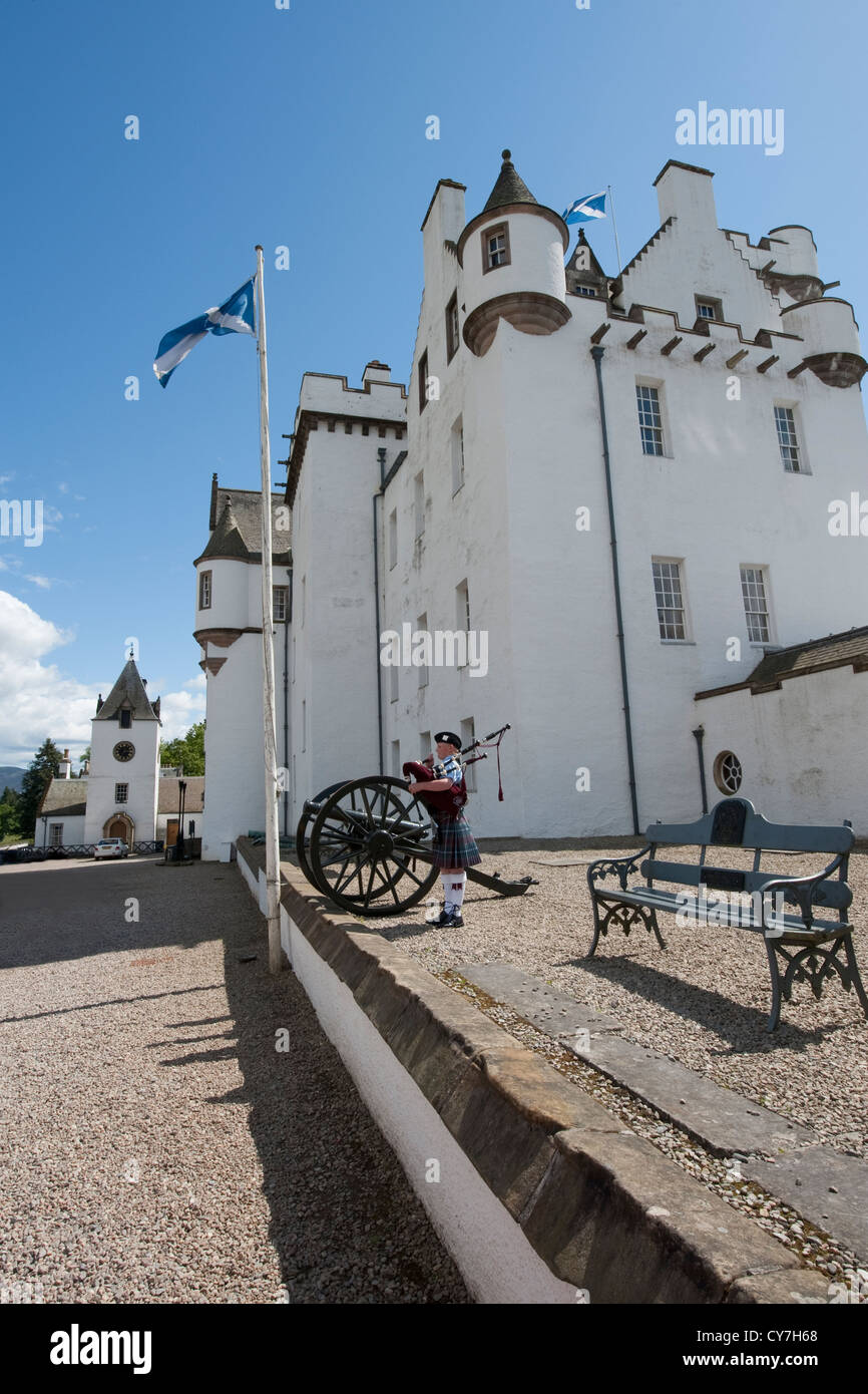 Garçon en robe tartan traditionnel, jouant de la cornemuse devant le château de Blair dans la ville écossaise de Blair Atholl Banque D'Images