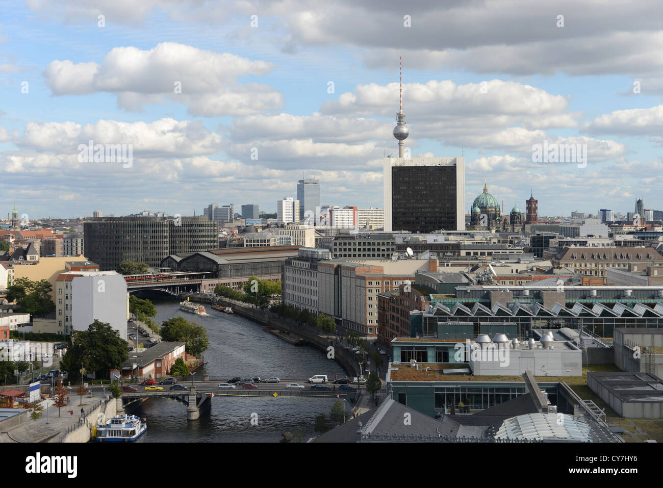 Vue aérienne de la coupole du Reichstag à Berlin avec la rivière Spree. (Allemagne) Banque D'Images