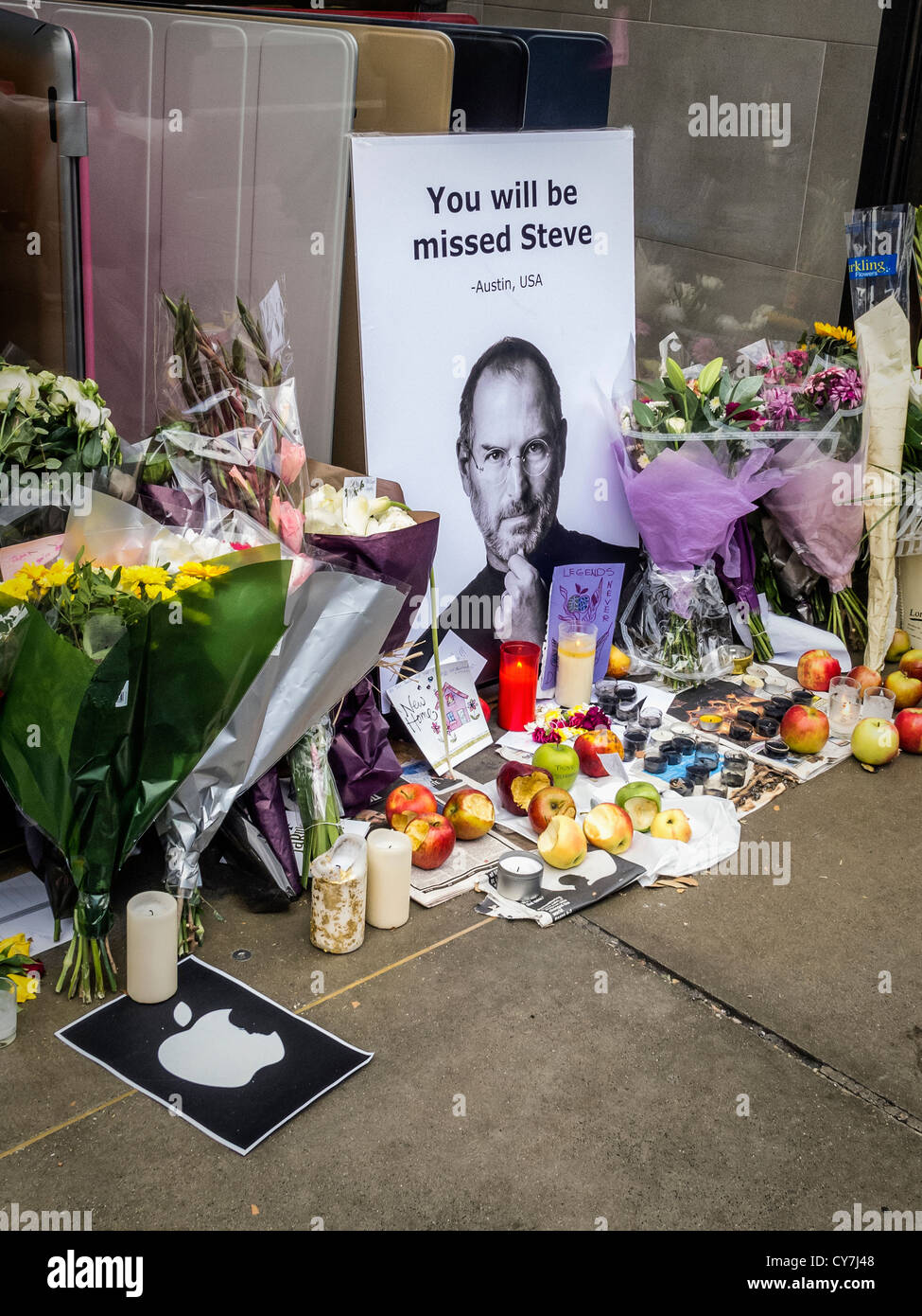 Mort de Steve Jobs - un mémorial créé par 'Apple' fans en dehors de l'Apple Store de Regent Street Banque D'Images