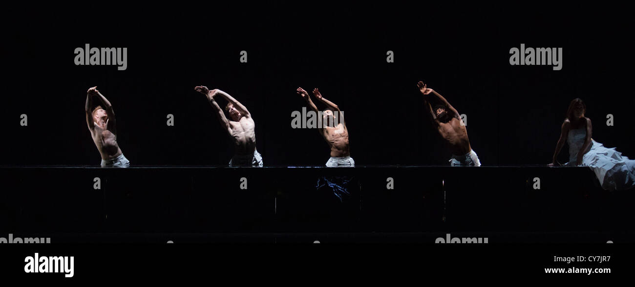 Rambert Dance Company effectuer la nouvelle pice 'labyrinthe de l'amour' par la chorégraphe Marguerite Donlon au Sadler's Wells Theatre Banque D'Images