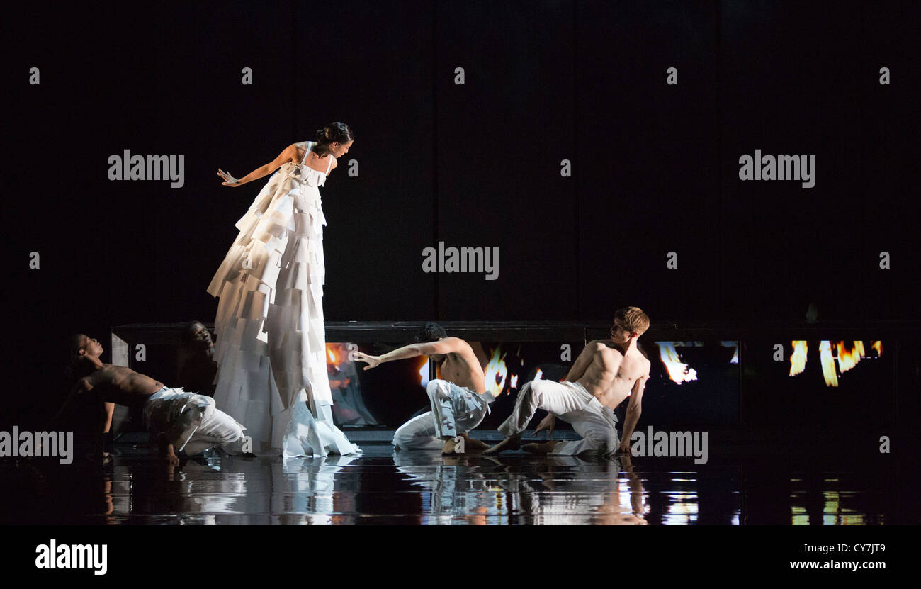 Rambert Dance Company effectuer la nouvelle pice 'labyrinthe de l'amour' par la chorégraphe Marguerite Donlon au Sadler's Wells Theatre Banque D'Images