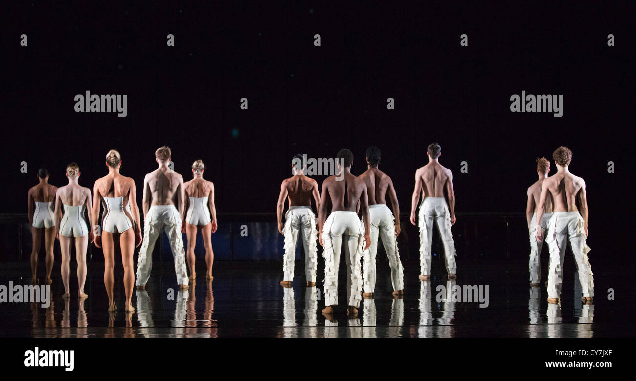 Rambert Dance Company effectuer la nouvelle pice 'labyrinthe de l'amour' par la chorégraphe Marguerite Donlon au Sadler's Wells Theatre Banque D'Images