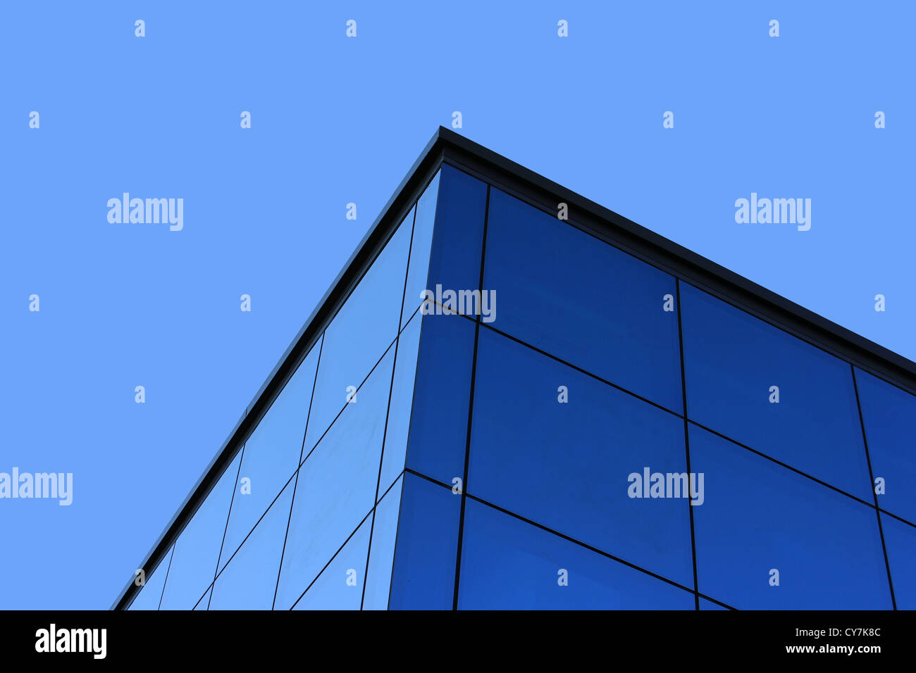 Ciel bleu et détail de construction en verre Banque D'Images