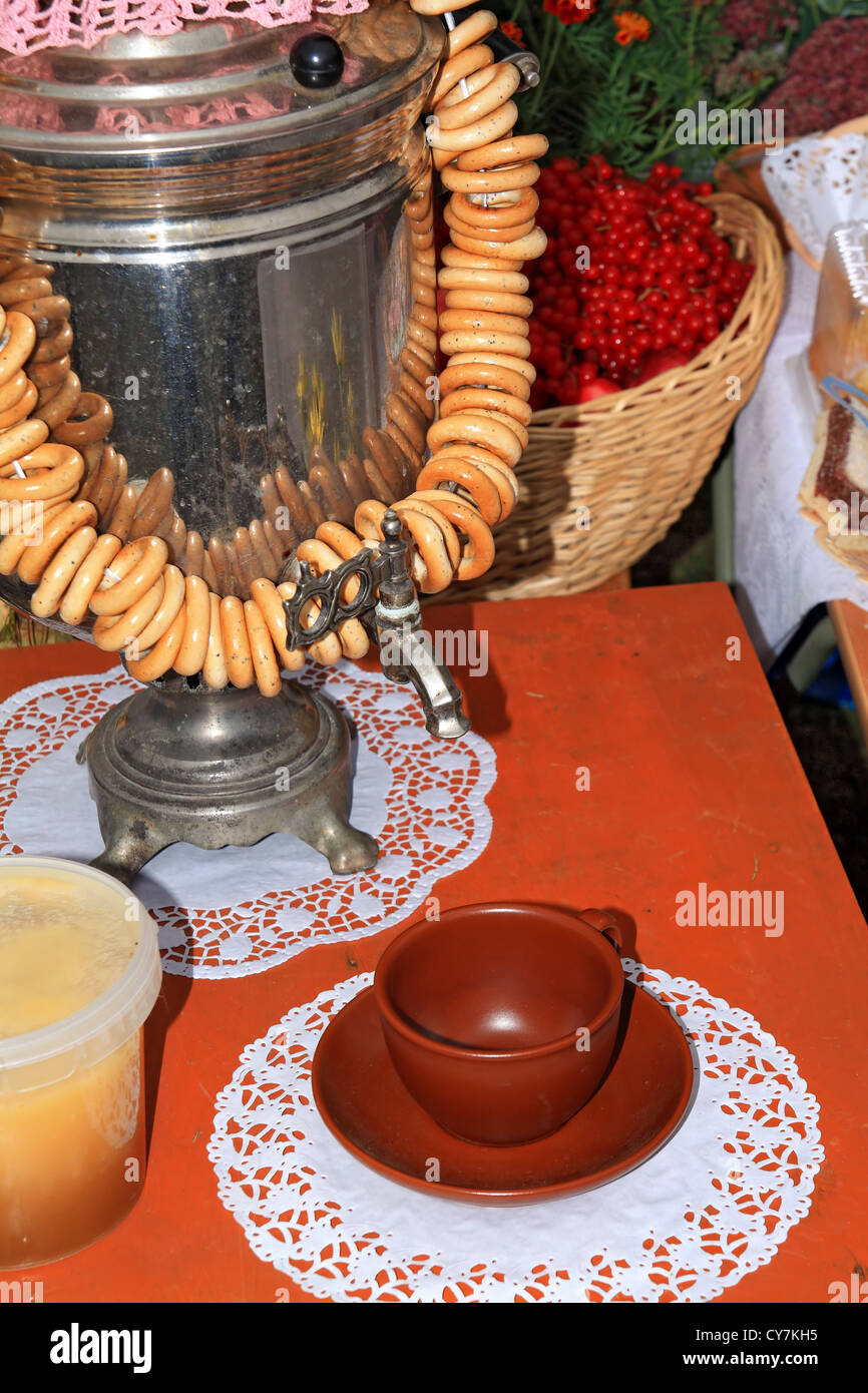 Old-time samovar sur la table rouge Banque D'Images