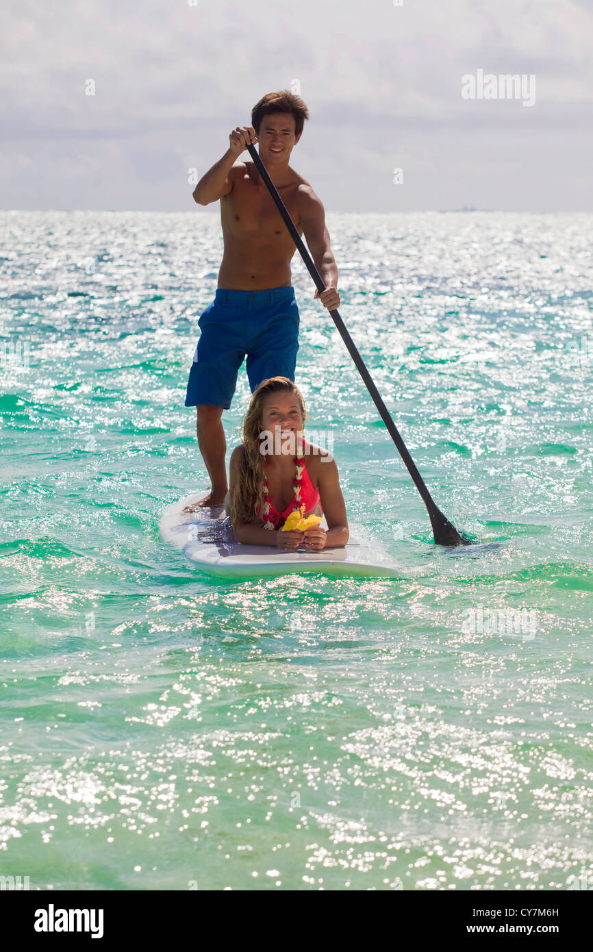 Standup paddle board sur deux à hawaii Photo Stock - Alamy