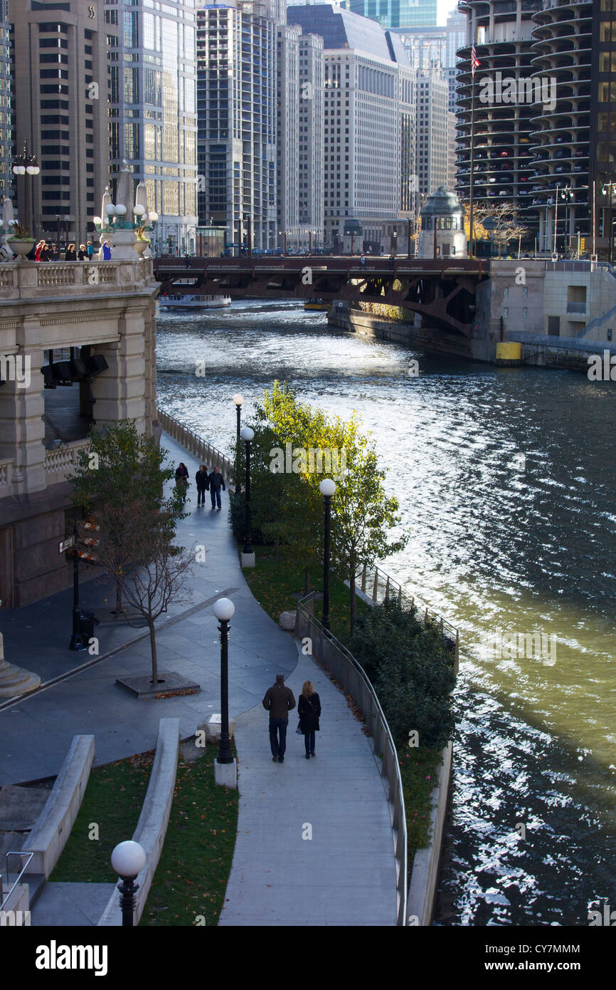 Riverwalk Chicago de la Michigan Avenue Bridge Banque D'Images
