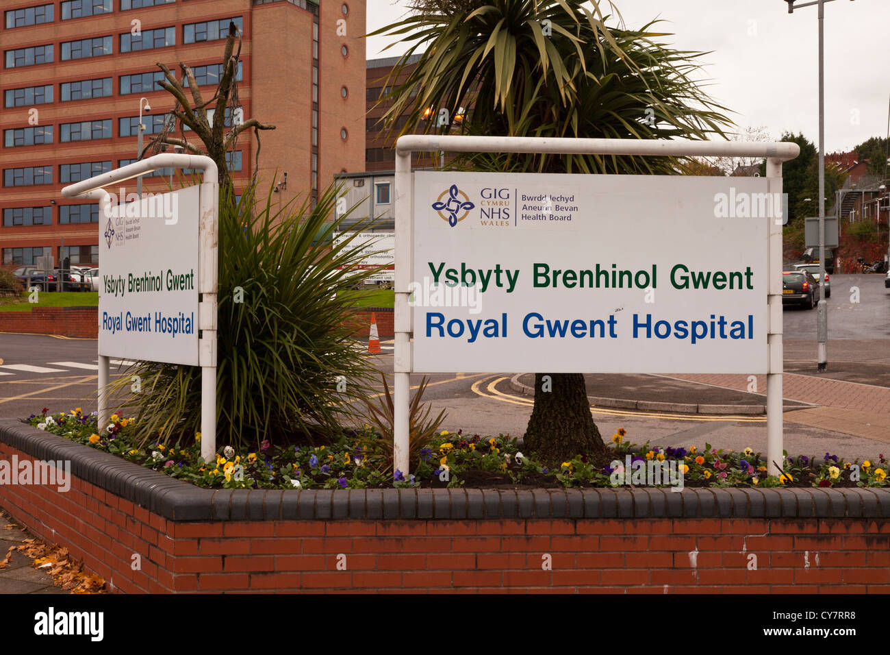 Entrée principale de l'Hôpital Royal Gwent sur Cardiff Road Newport Wales UK. Banque D'Images