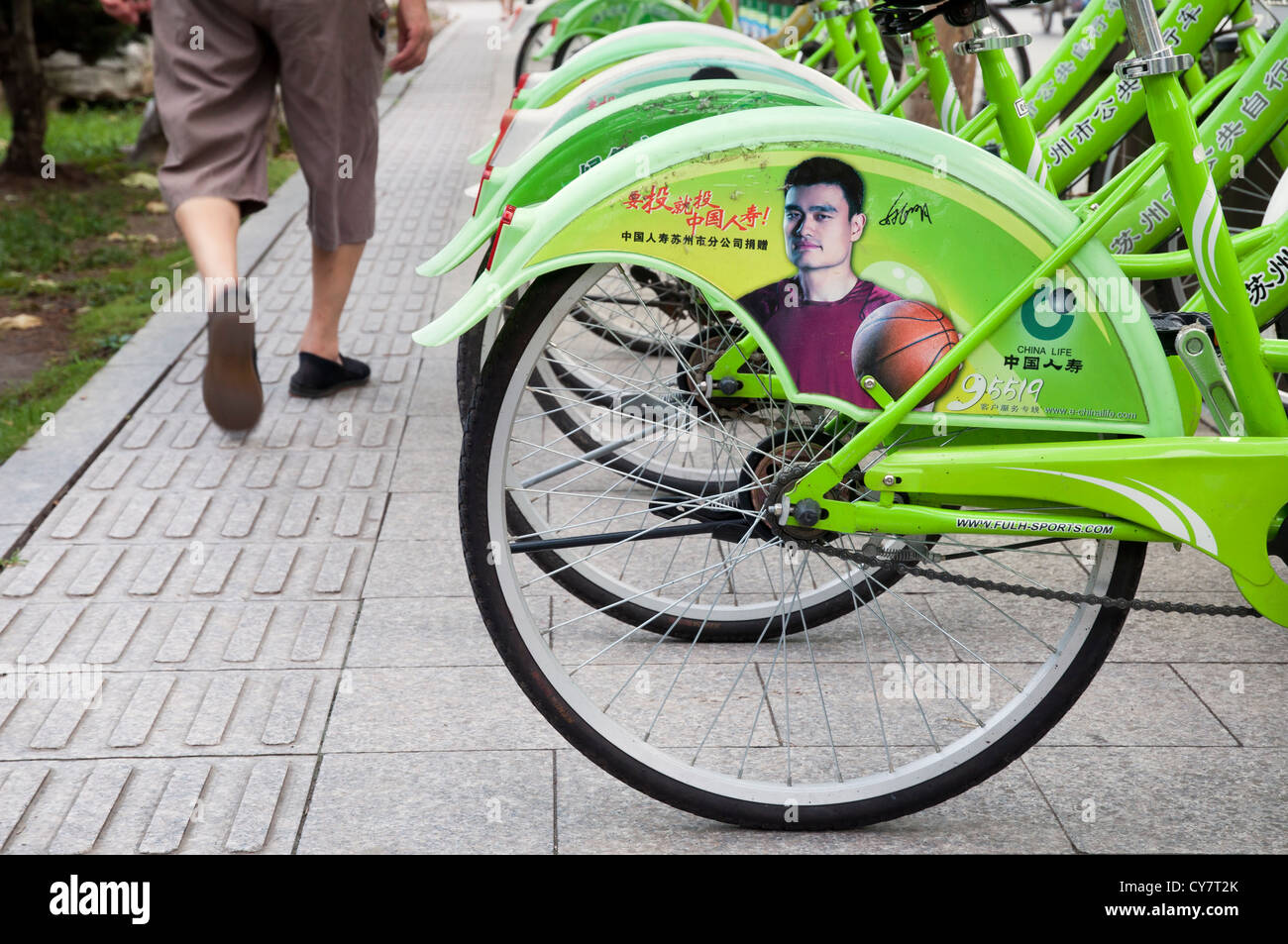 Étoile de basket-ball chinois Yao Ming dans une campagne de publicité pour l'assurance maladie sur les vélos dans l'est de Suzhou, Chine Banque D'Images