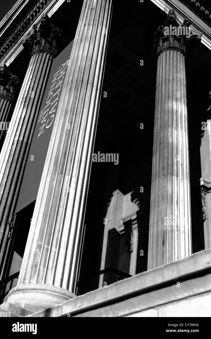 À la recherche jusqu'à certaines des colonnes à l'entrée de la National Gallery à Trafalgar Square, Londres Banque D'Images