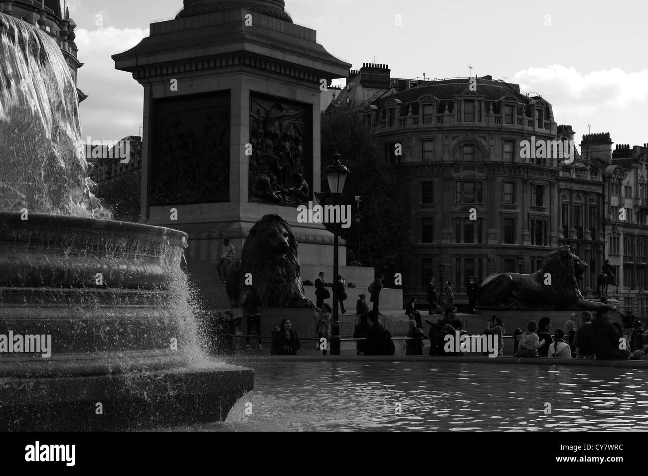 Vue à Trafalgar Square, y compris dans le cadre d'une fontaine avec la base de la Colonne Nelson et bâtiments en arrière-plan Banque D'Images