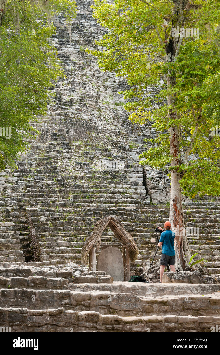 Photographe à la Iglesia (Église Pyramide) à Coba Mayan Ruins, Quintana Roo, Mexique. Banque D'Images