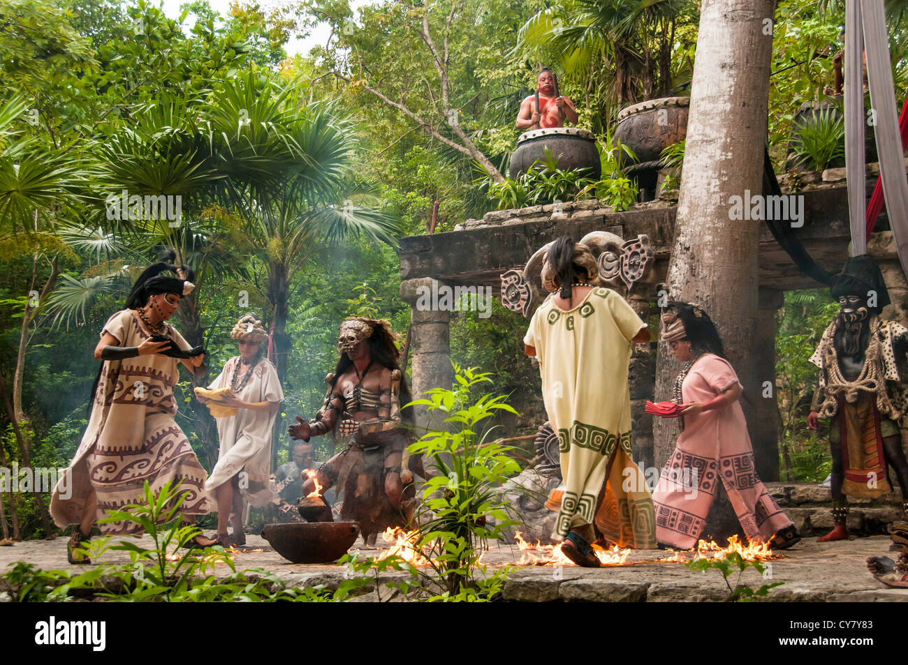 La culture maya performance 'Los Rostros de Ek chuah', en l'honneur du dieu Maya du cacao, au parc Xcaret, Riviera Maya, Mexique. Banque D'Images