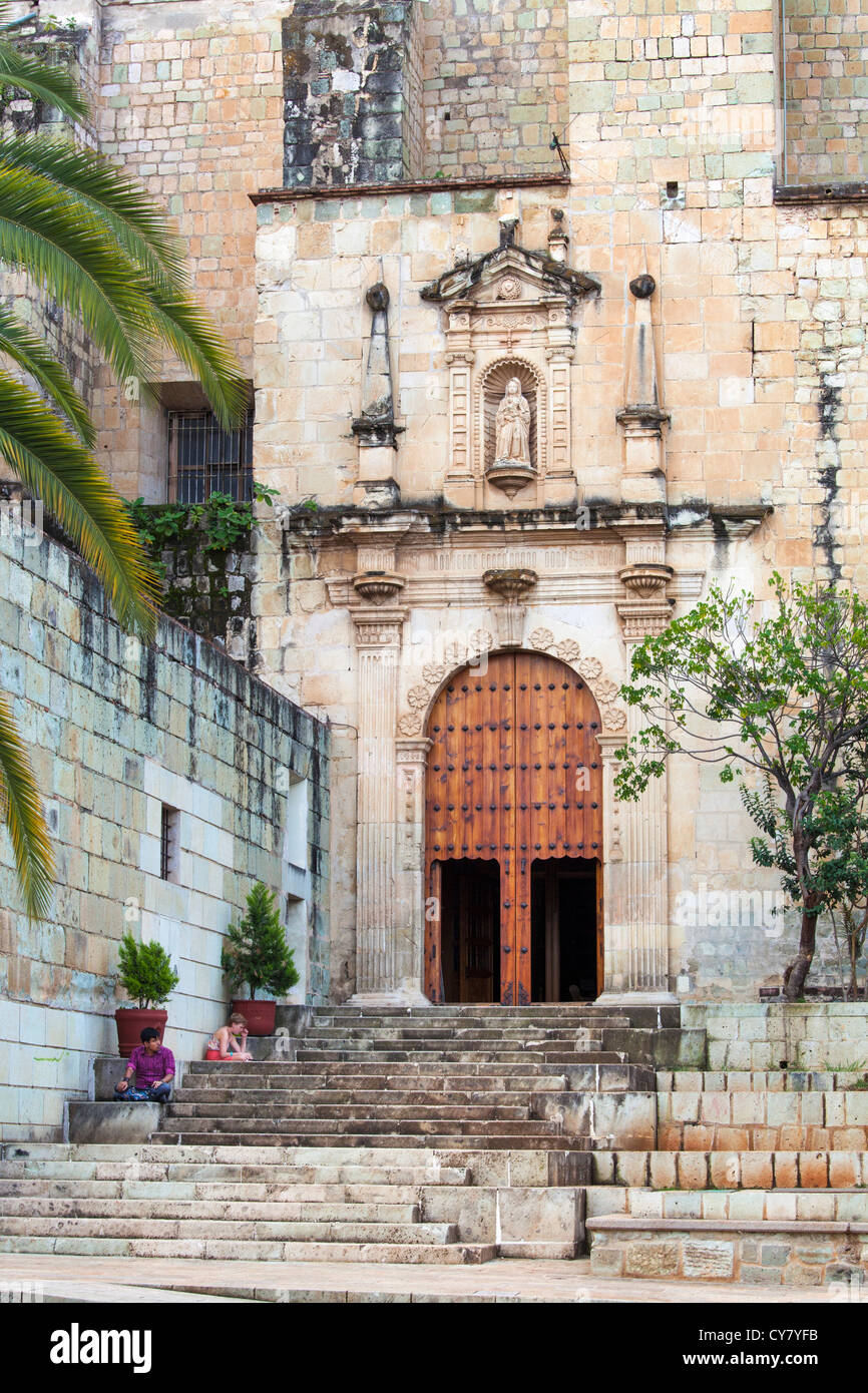 Les élèves lisent sur les marches de l'église de Santo Domingo à Oaxaca, au Mexique. Banque D'Images