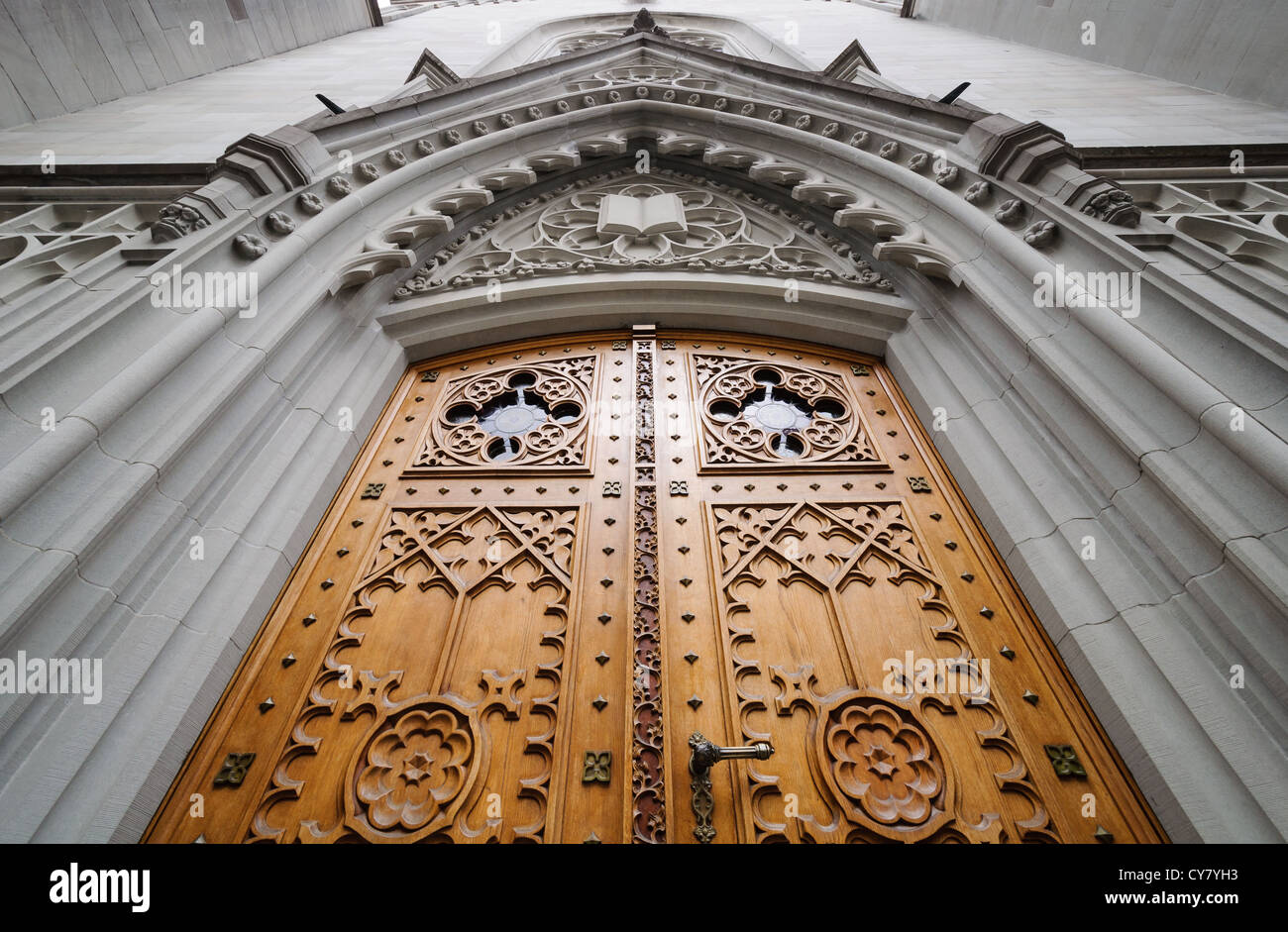 Porte en bois de l'église ornée de bas-relief. Saint-gall, Suisse. Banque D'Images