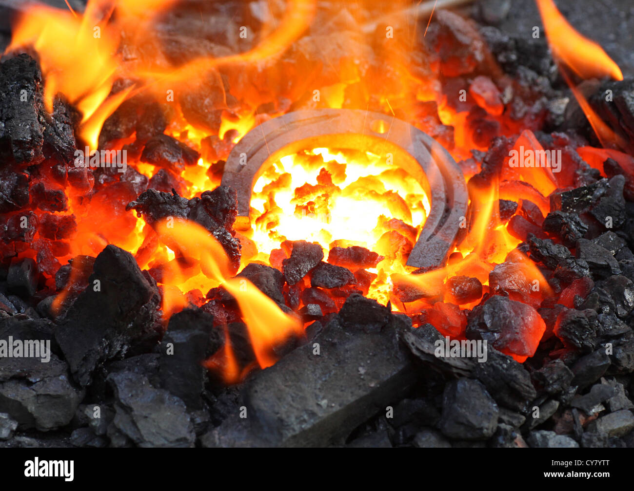Horseshoe en braises dans forge Banque D'Images