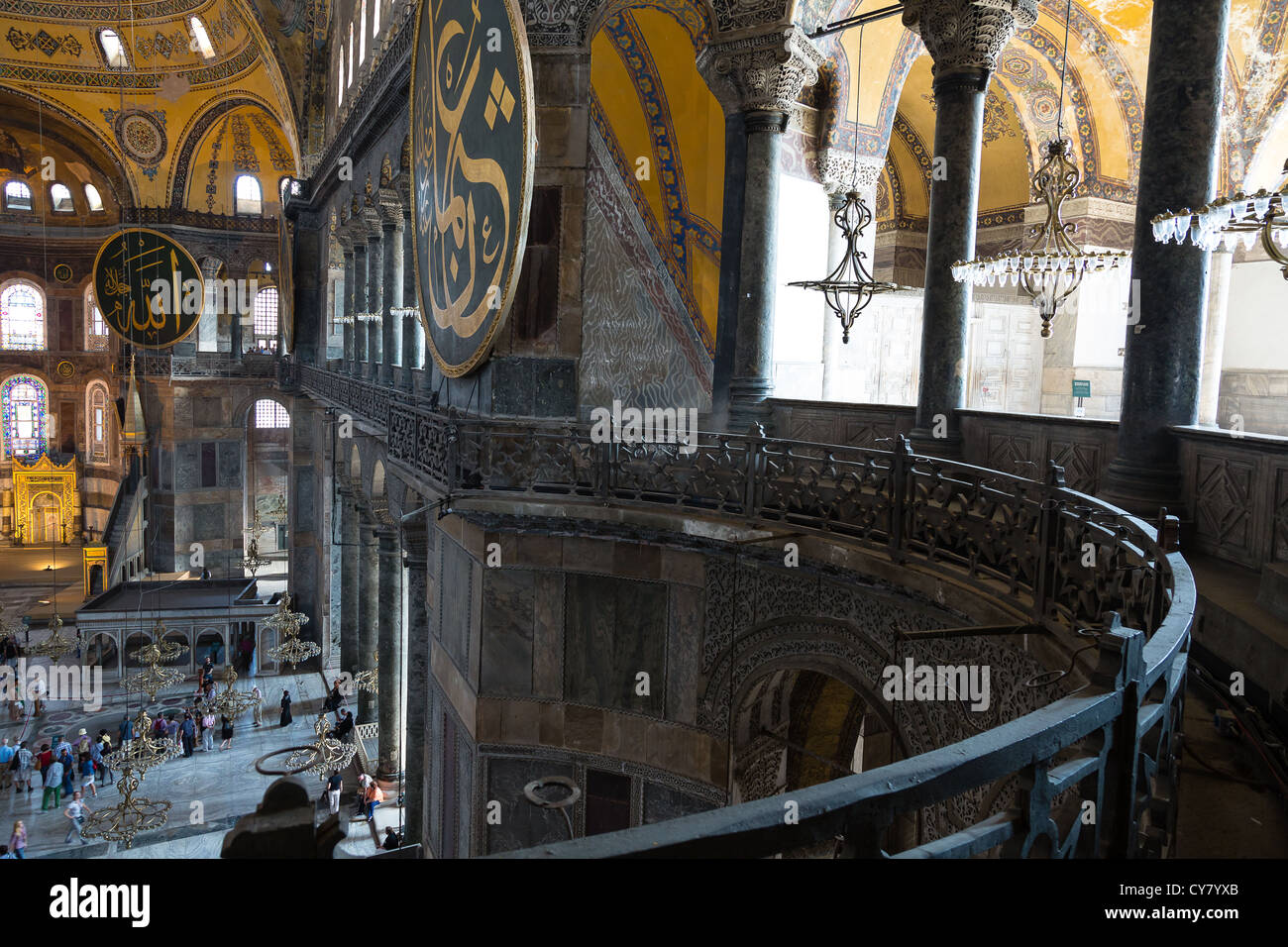 La basilique Sainte-Sophie (également appelé Hagia Sofia ou Ayasofya) architecture intérieure, célèbre monument byzantin Banque D'Images