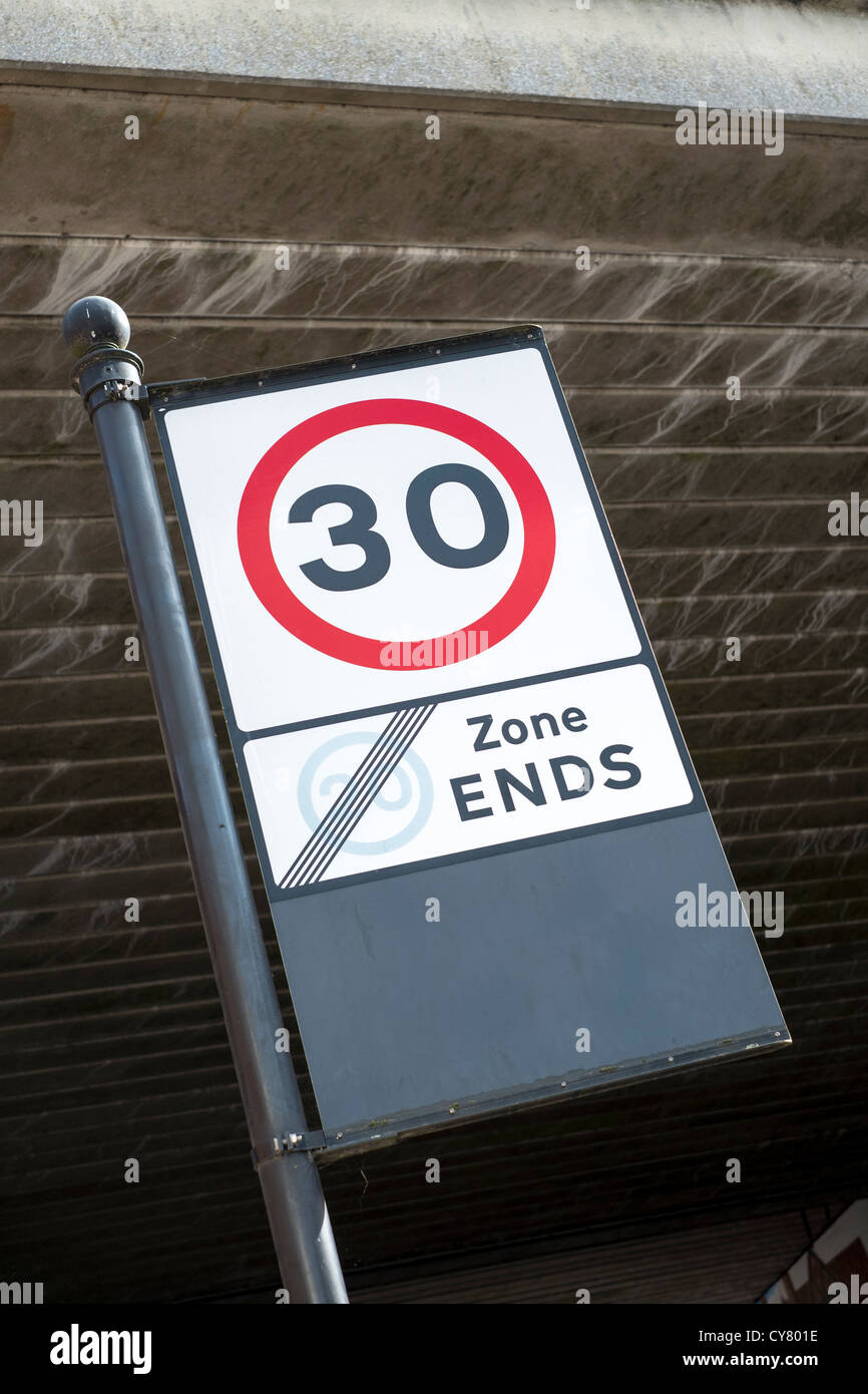 UK 30 milles à l'heure limite de vitesse mph sign Banque D'Images