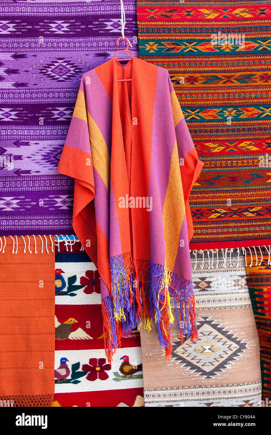 Un poncho et tapis à vendre à Teotitlan del Valle, Oaxaca, Mexique. Banque D'Images