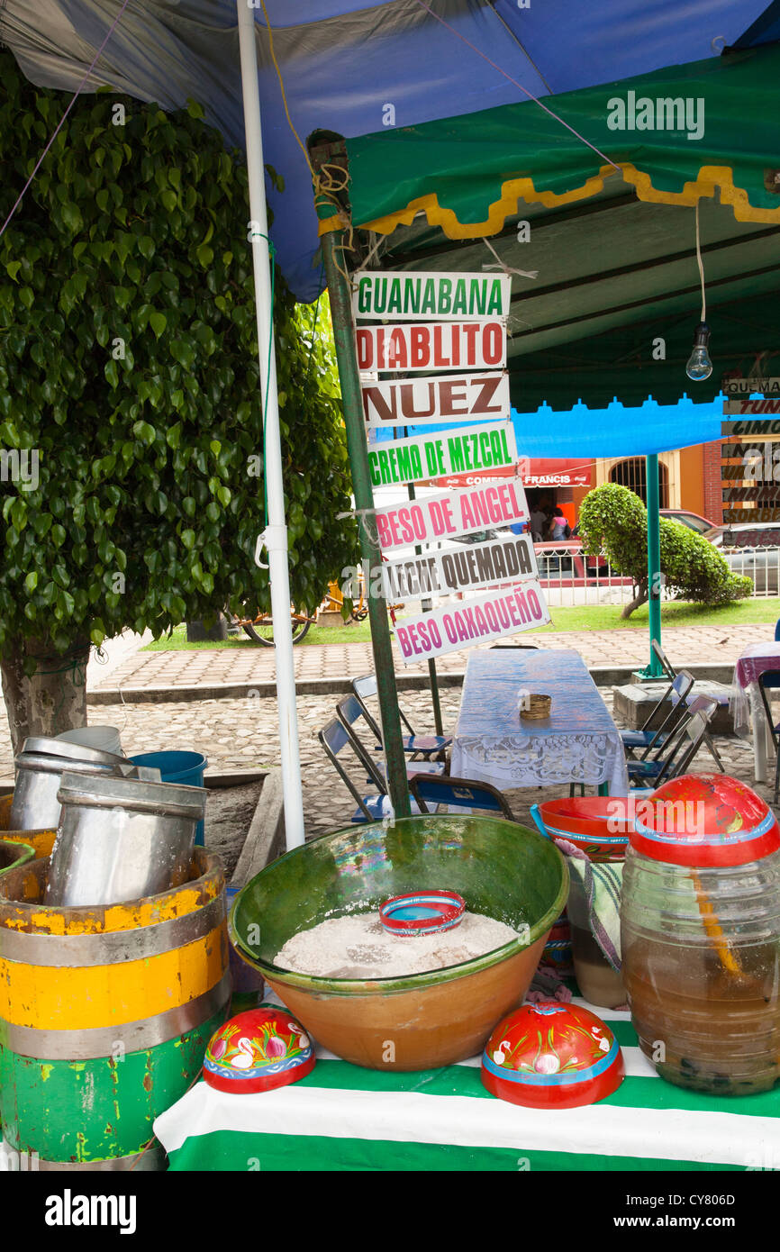 Stand de crème glacée à Santa Maria del Tule, Oaxaca, le Mexique annonce des saveurs comme 'little devil' (diablito) et 'Angel's kiss". Banque D'Images