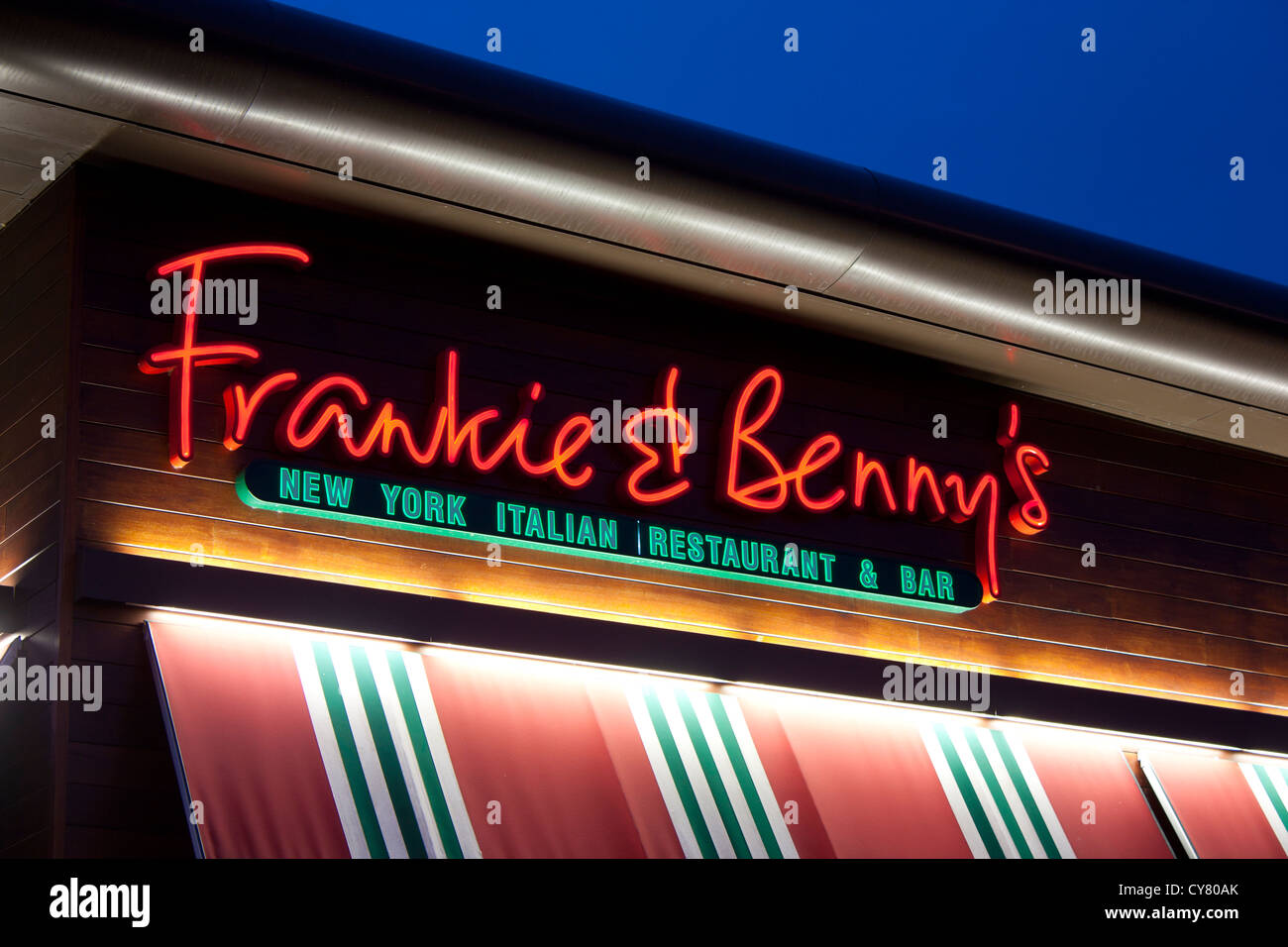 L'enseigne au néon à l'extérieur de l'une des Frankie & Benny's chaîne de restaurants à Cardiff au Pays de Galles UK nuit Banque D'Images