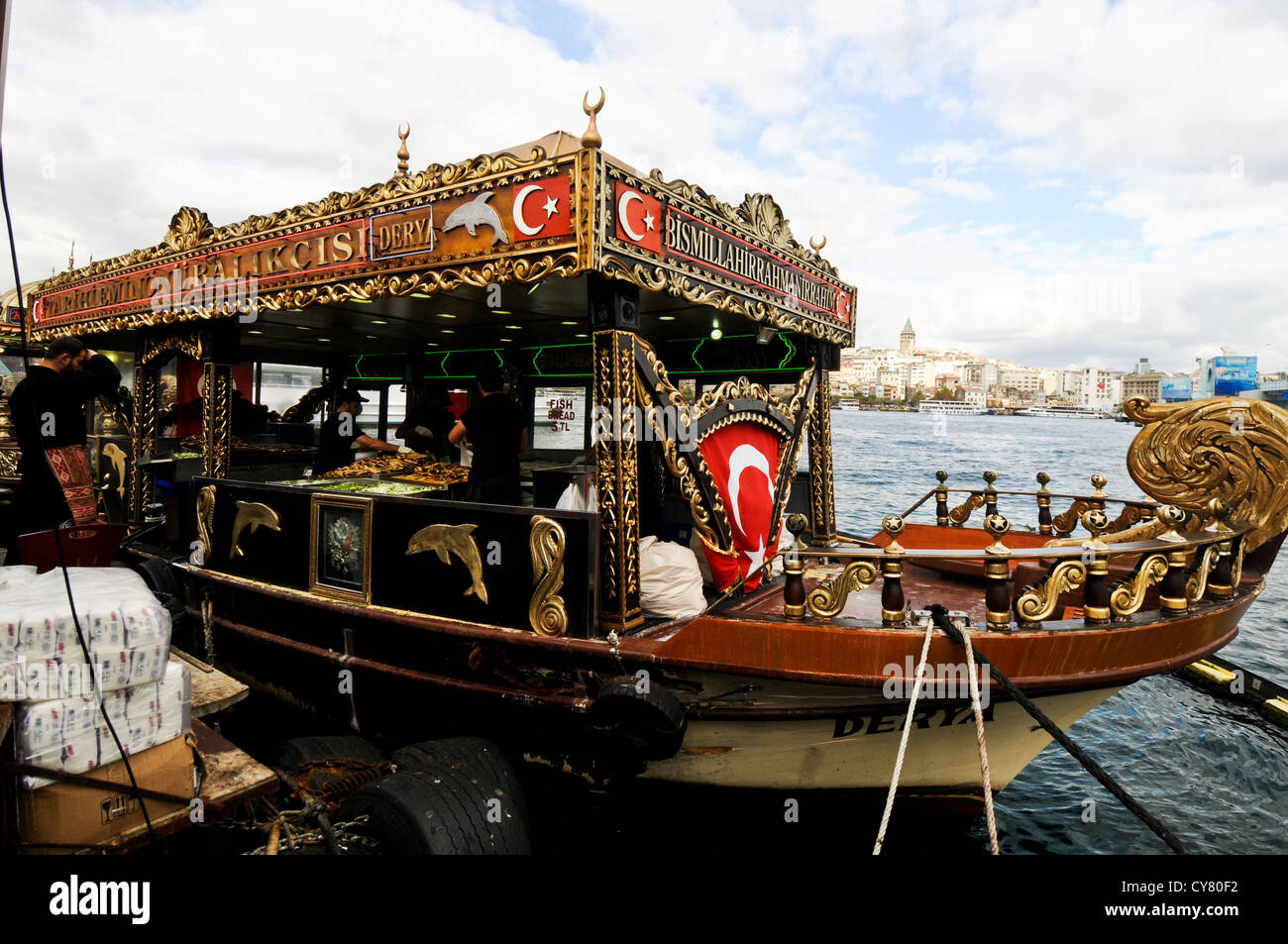 Vente bateau mackarel,sandwich Bosphore,pont de Galata Istanbul,Turquie,2012 Banque D'Images