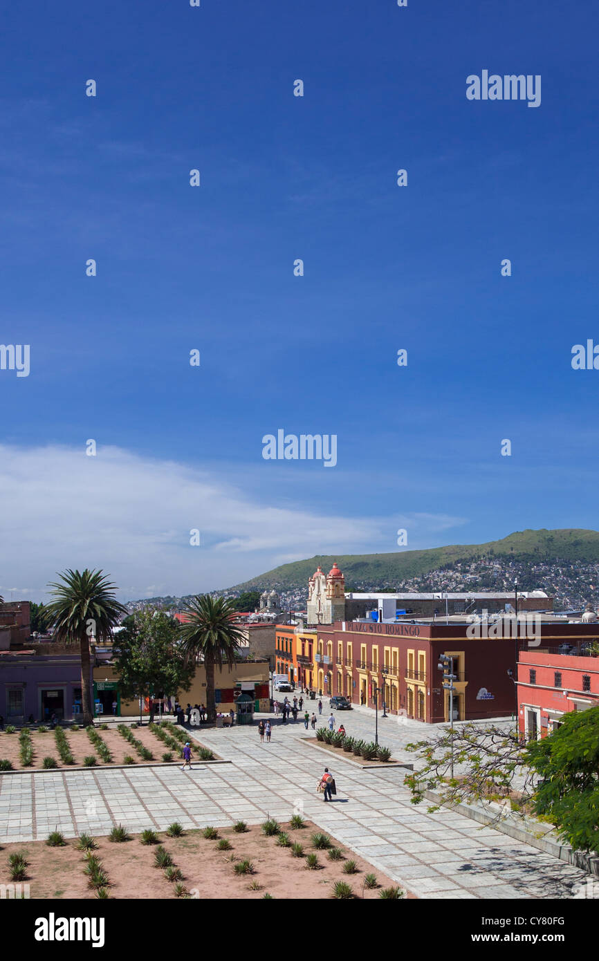 Un seul vendeur sur la Plaza de Santo Domingo se dirige vers le centre-ville historique de Oaxaca, Mexique. Banque D'Images