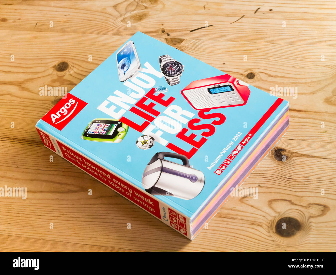 Le catalogue magasin chaîne Argos moyen de choisir des produits qui ne sont pas exposés dans la boutique Banque D'Images