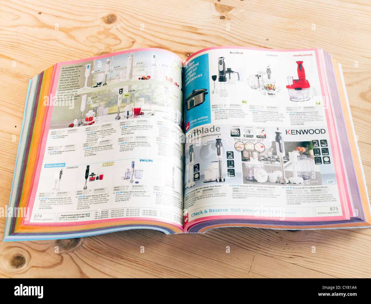 Le catalogue magasin chaîne Argos moyen de choisir des produits qui ne sont pas exposés dans la boutique Banque D'Images