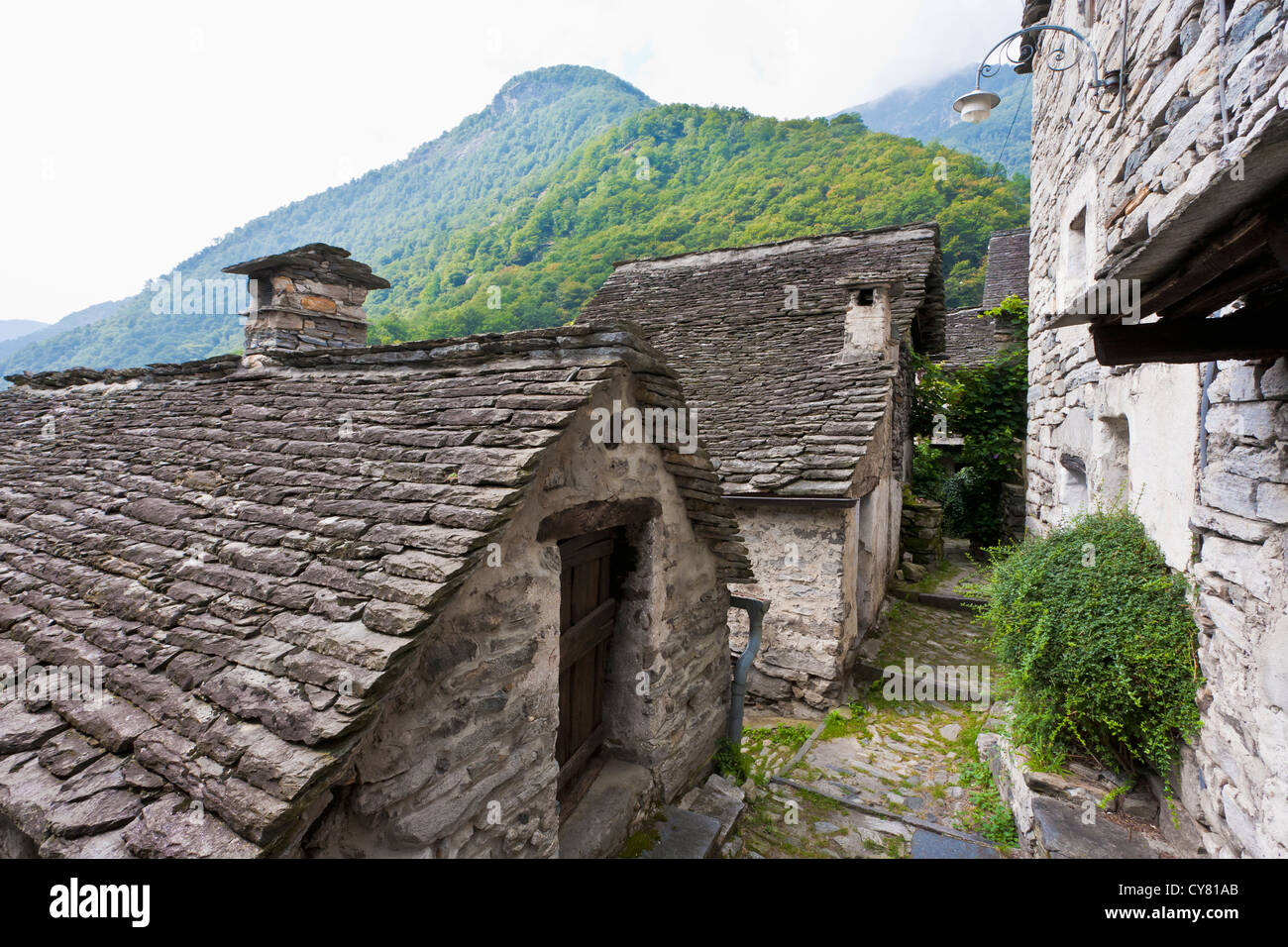 Maisons en pierre TYPIQUES DE LA VALLÉE DE VERZASCA, CORIPPO, VALLE VERZASCA, Tessin, Suisse Banque D'Images