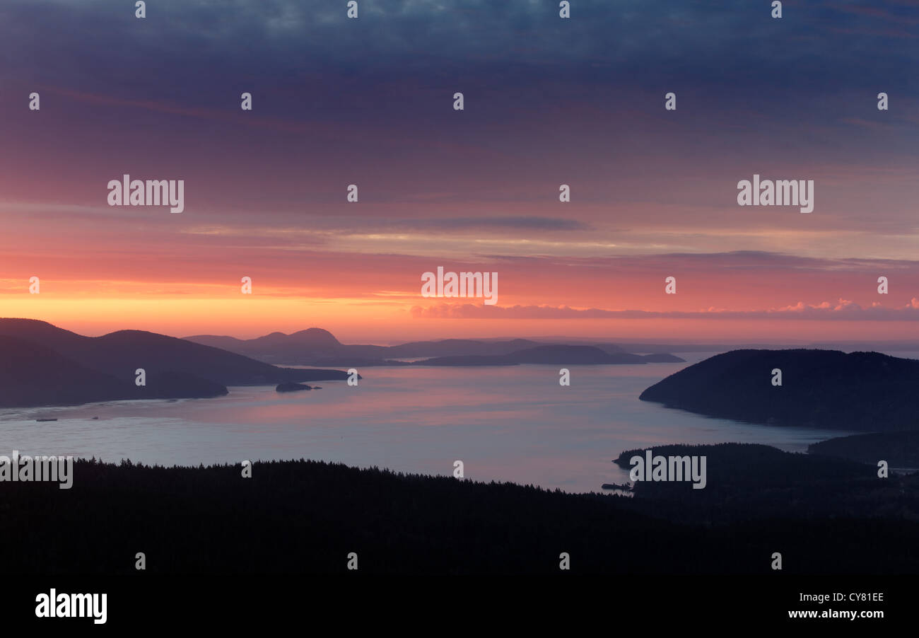 Vue de la baie Samish et Rosario Strait au lever du soleil depuis le mont Constitution dans Moran State Park, Orcas Island, Washington State Banque D'Images