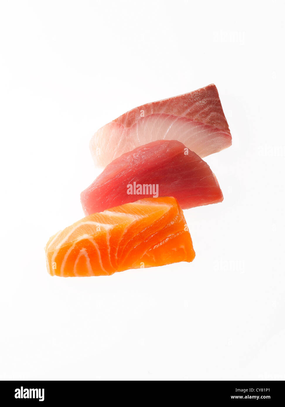 Trois tranches de thon, saumon cru et de limande à queue pour le sashimi Banque D'Images