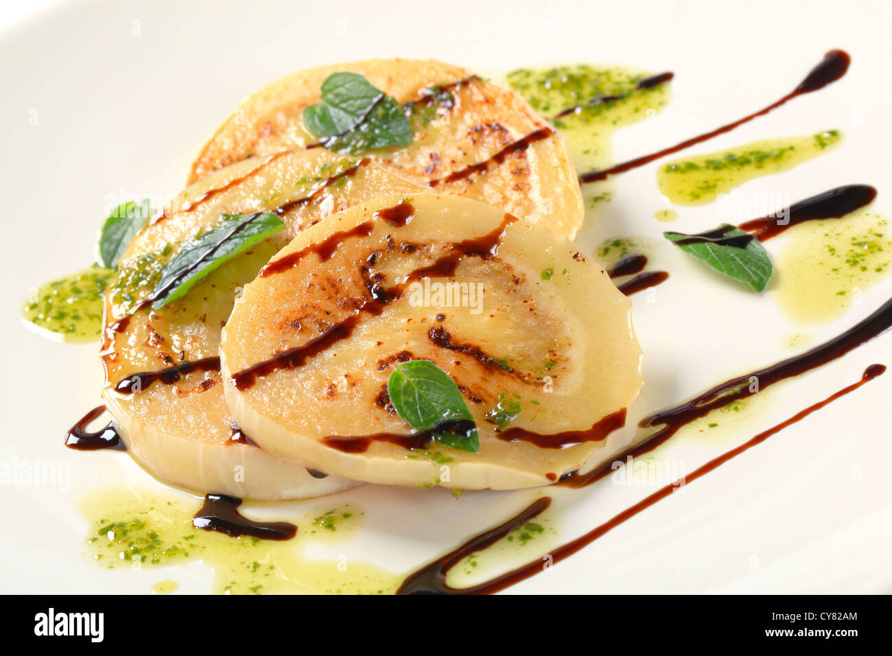 Des tranches d'aubergines poêlées au pesto et au vinaigre balsamique Banque D'Images