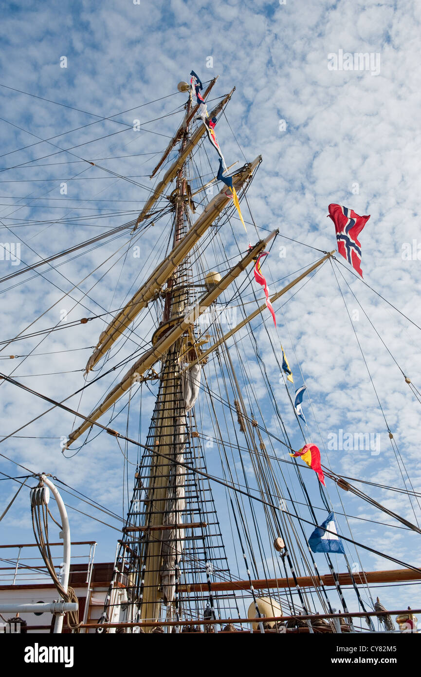 Signal Maritime et de code drapeaux fanion hissé sur de grands voiliers historiques Banque D'Images