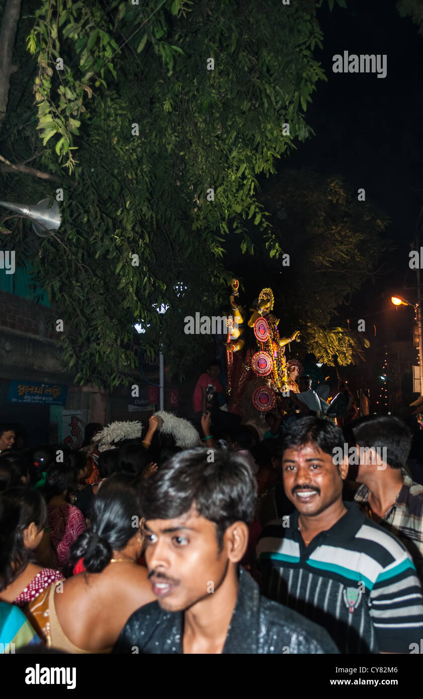 Cérémonie d'immersion et procession associés à la fête de l'adoration de la Déesse Durga, voyage, Bengale, Banque D'Images