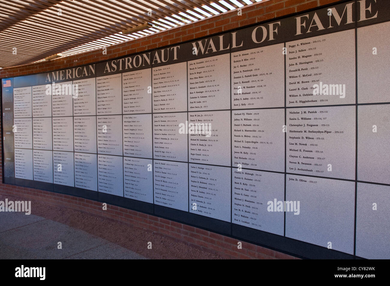 Liste de noms de mur commémoratif des astronautes américains en mission, visitor centre, Meteor Crater près de Winslow, Arizona Banque D'Images