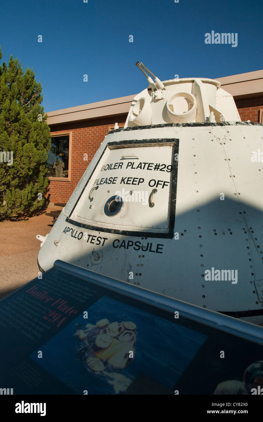 Capsule spatiale au centre d'exposition de musée à Meteor Crater, également connu sous le nom de cratère Barrenger, près de Winslow, Arizona Banque D'Images Capsule spatiale au centre d'exposition de musée à Meteor Crater, également connu sous le nom de cratère Barrenger, près de Winslow, Arizona Banque D'Images