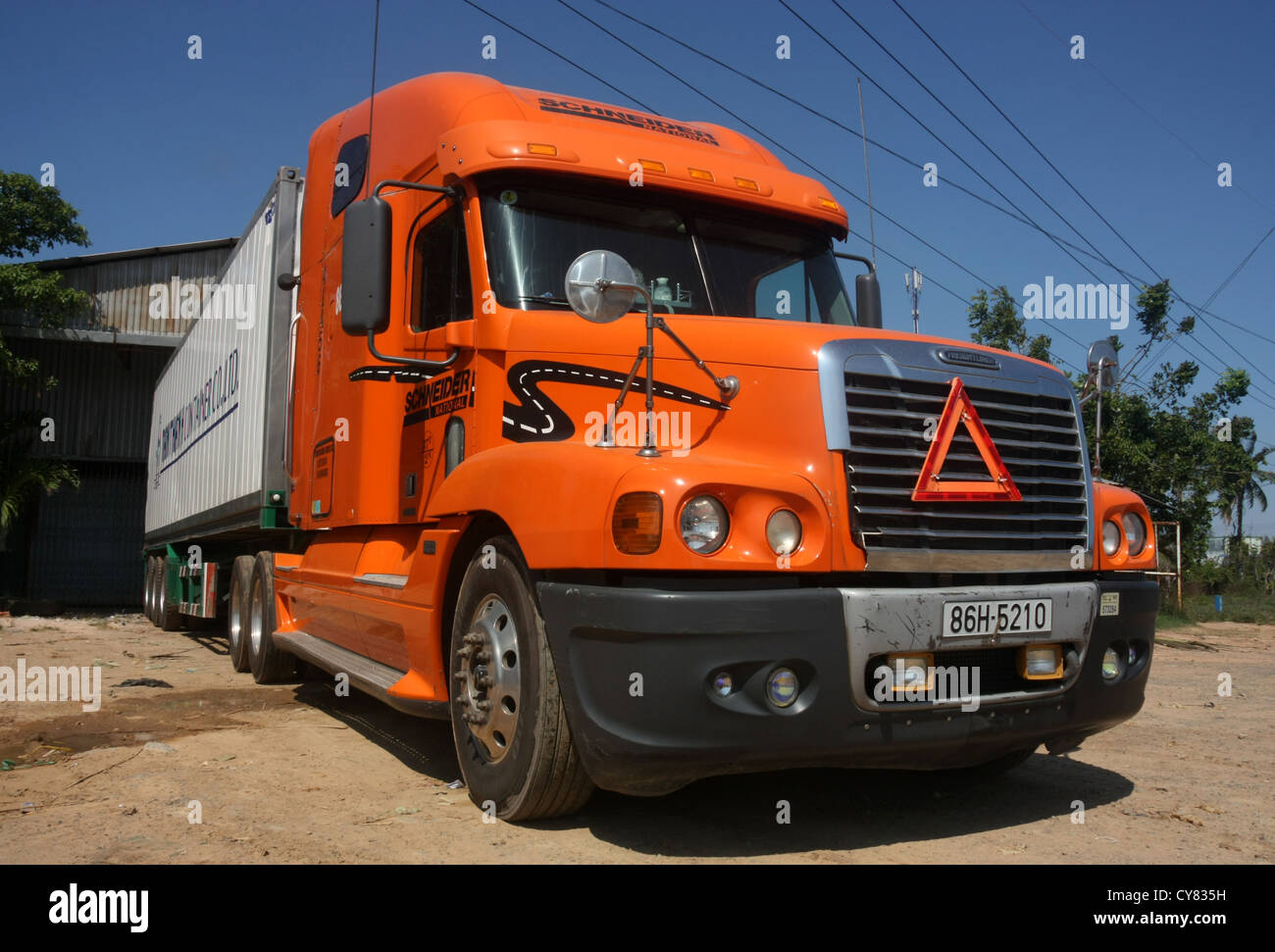 La vietnamienne de fret semi truck garé sur la route 279 Tay Trang Vietnam du Nord Banque D'Images