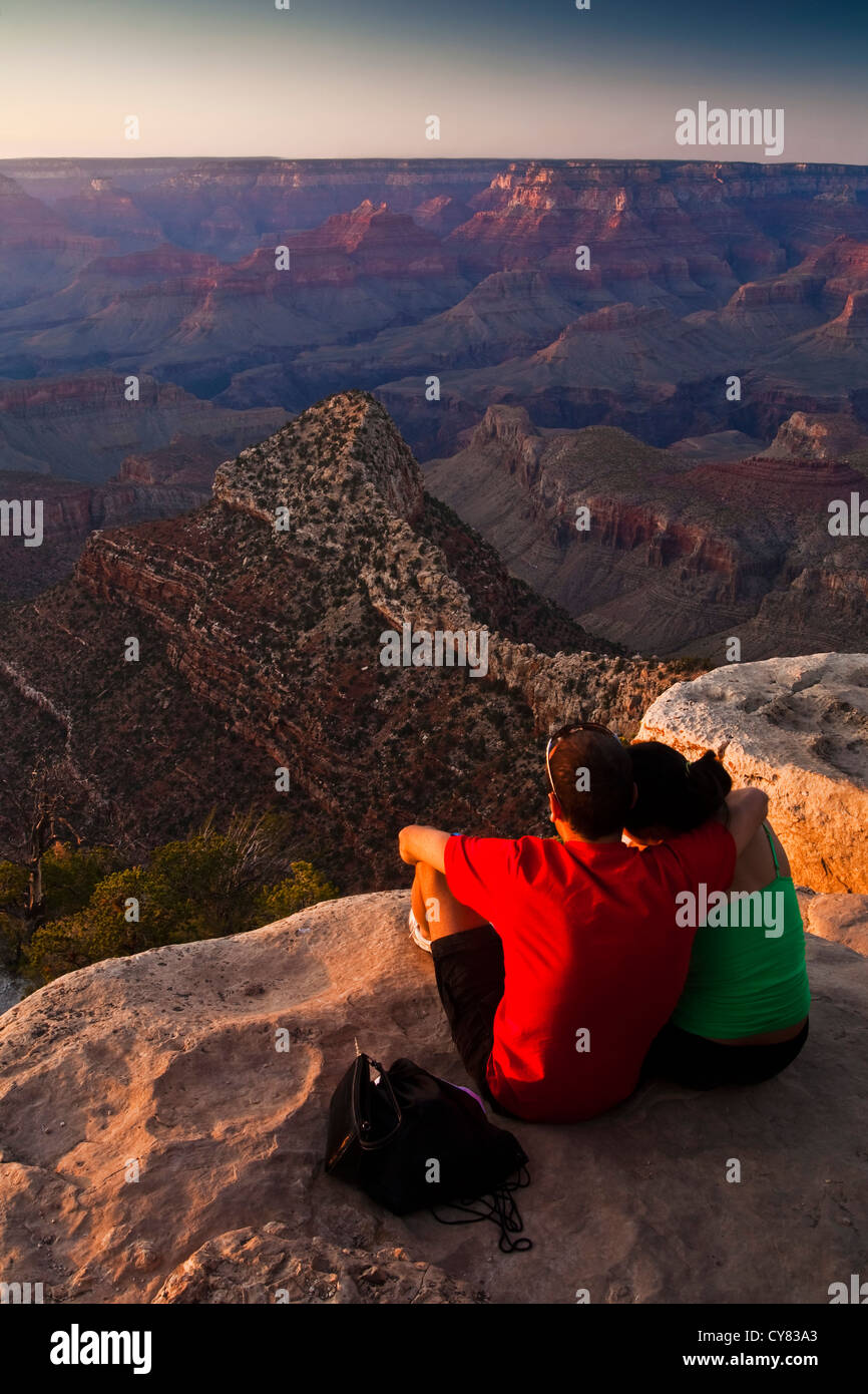 Tourist couple regardant le coucher du soleil de Grandview Point, South Rim, le Parc National du Grand Canyon, Arizona Banque D'Images